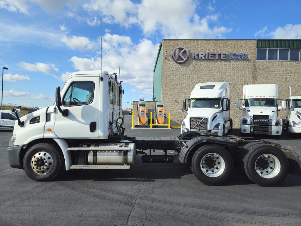 2017 FREIGHTLINER CASCADIA 113 FR9628UA - image 2 of 6