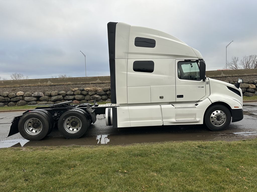 2019 VOLVO VNL64T760 V902903U - image 6 of 6