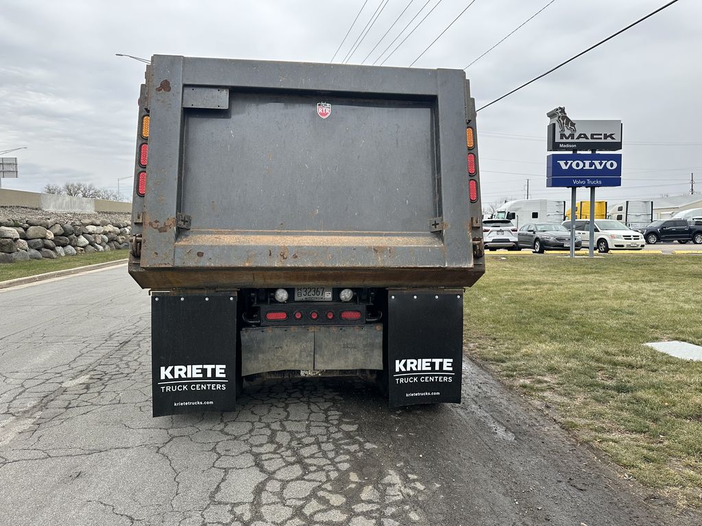 2021 VOLVO VHD64B300 V276941U - image 4 of 6