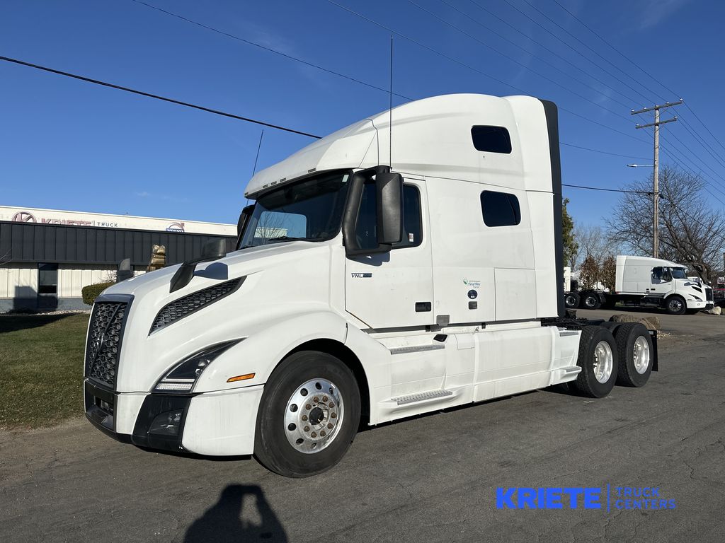 2021 VOLVO VNL64T760 V274048U - image 1 of 6