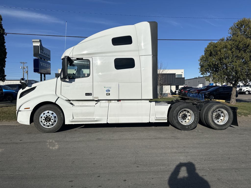 2021 VOLVO VNL64T760 V274049U - image 2 of 6