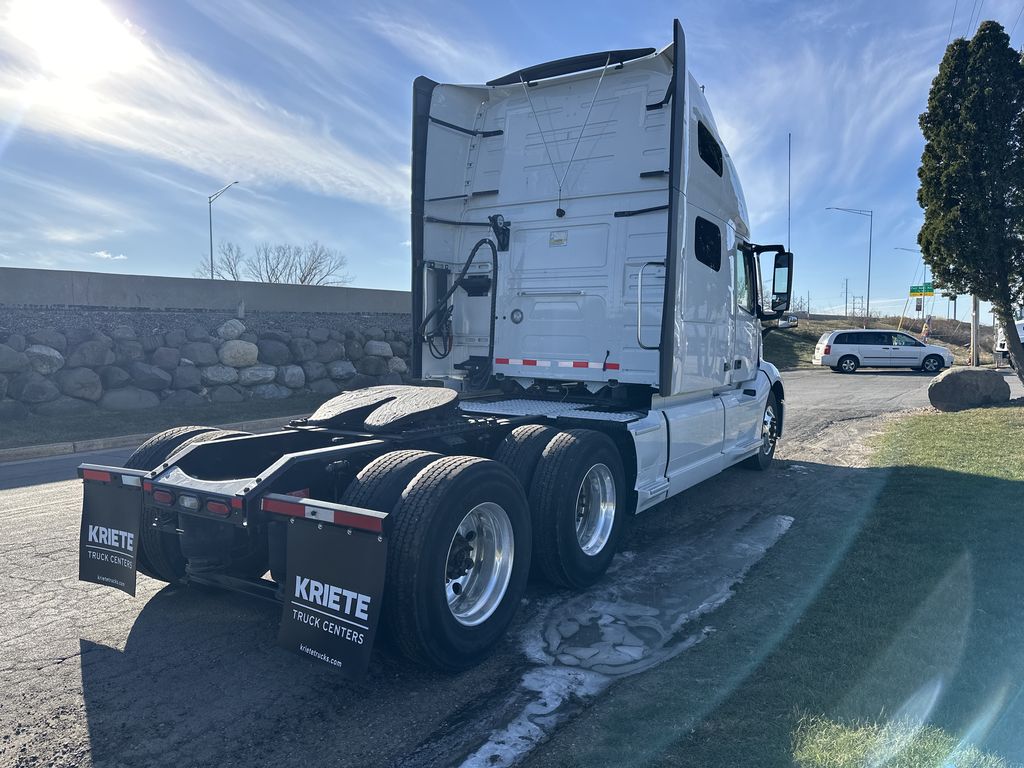 2021 VOLVO VNL64T760 V274048U - image 5 of 6