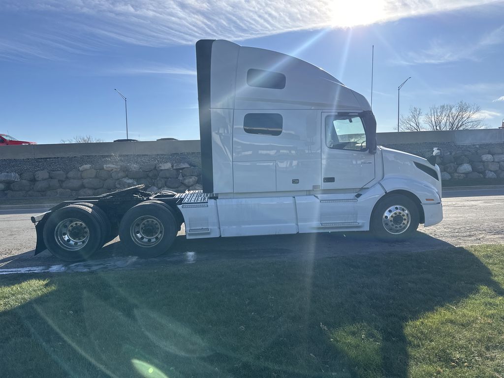 2021 VOLVO VNL64T760 V274049U - image 6 of 6