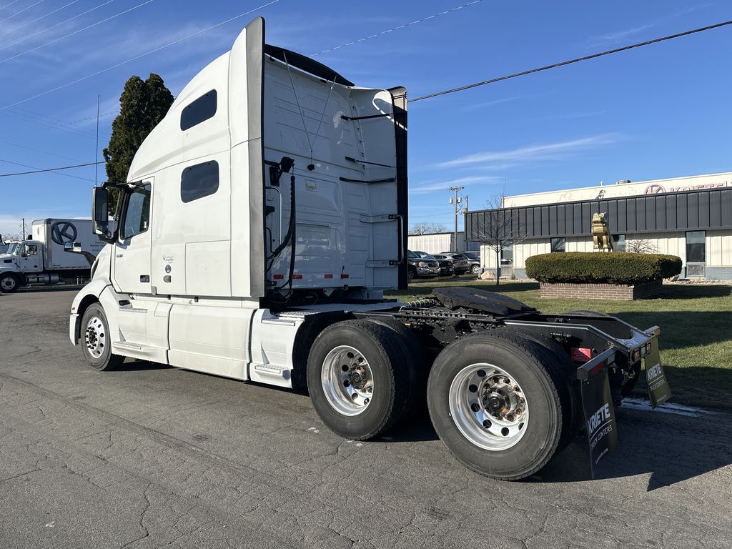 2021 VOLVO VNL64T760 V274048U - image 3 of 6