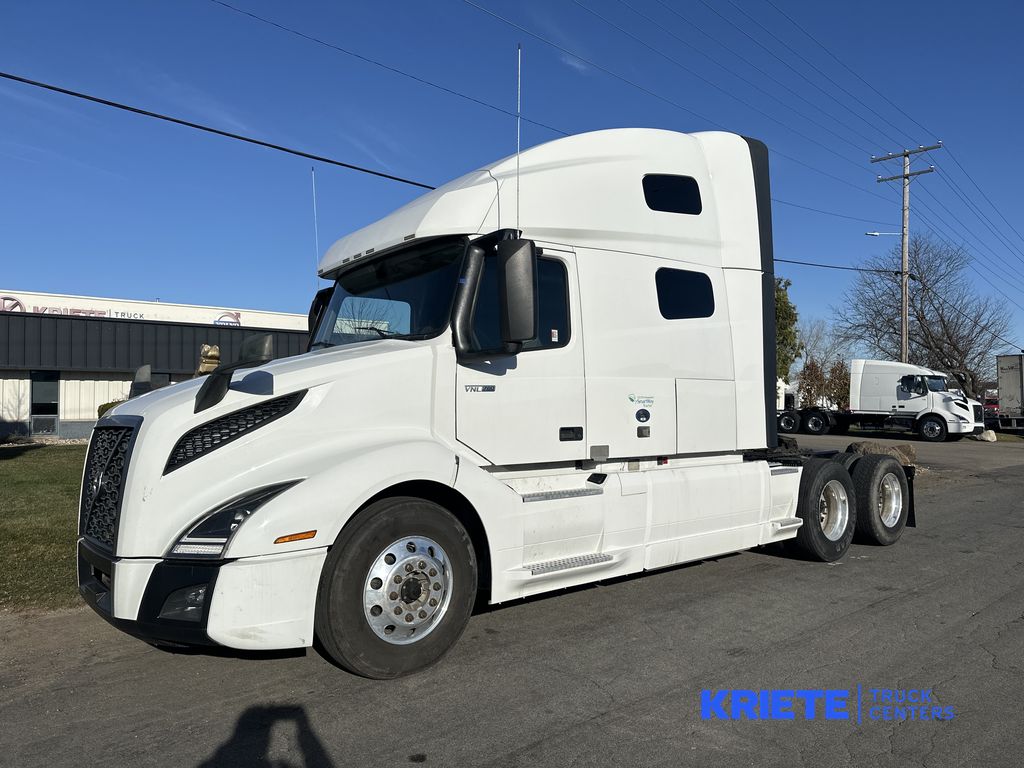 2021 VOLVO VNL64T760 V274049U - image 1 of 6