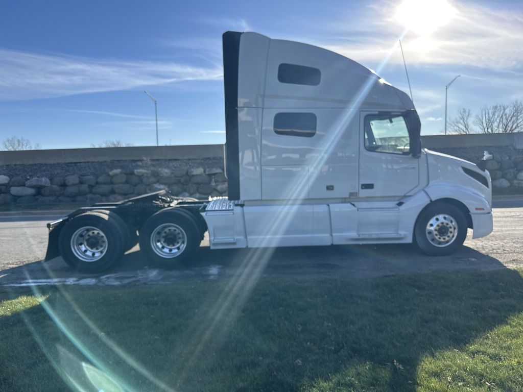 2021 VOLVO VNL64T760 V274048U - image 6 of 6