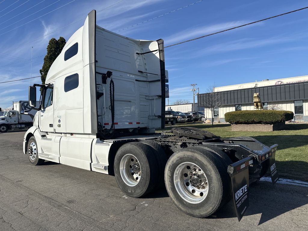 2021 VOLVO VNL64T760 V274049U - image 3 of 6