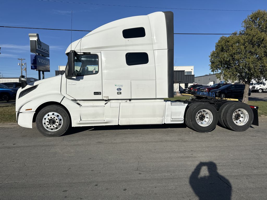 2021 VOLVO VNL64T760 V274048U - image 2 of 6