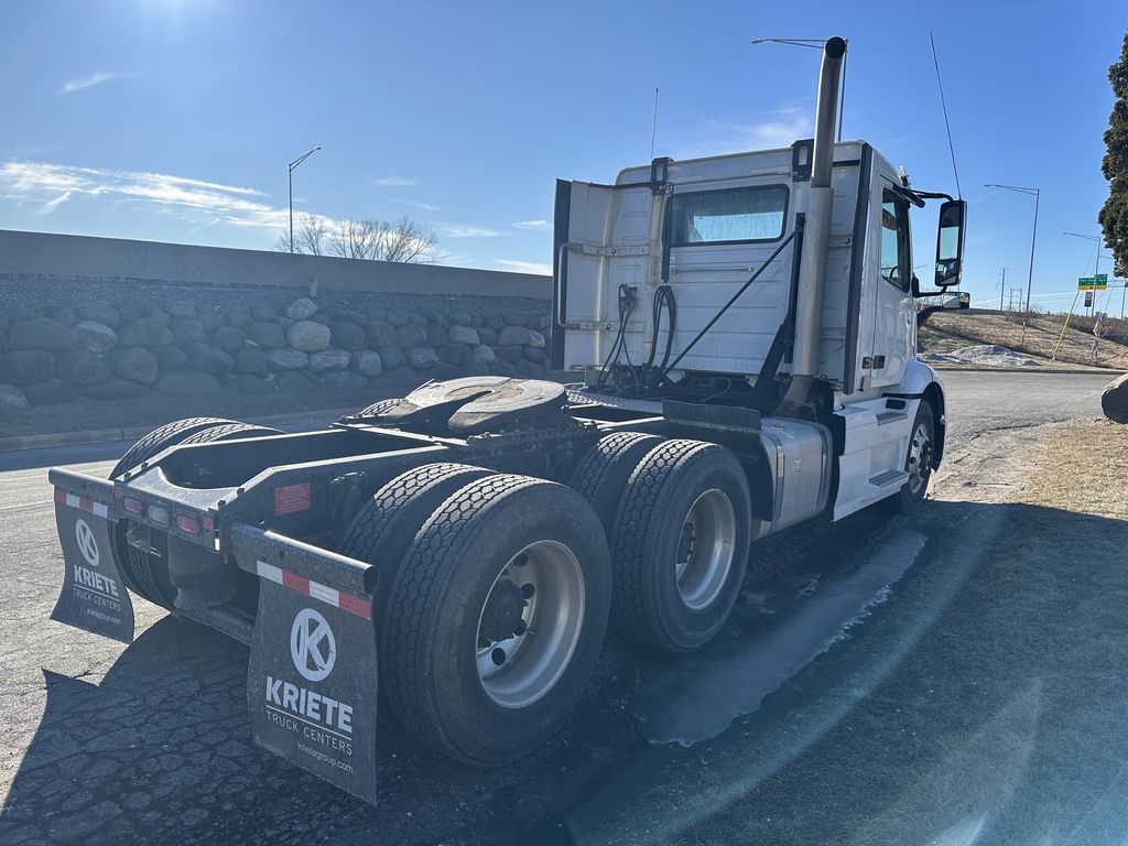 2019 VOLVO VNR64T300 V220190U - image 5 of 6