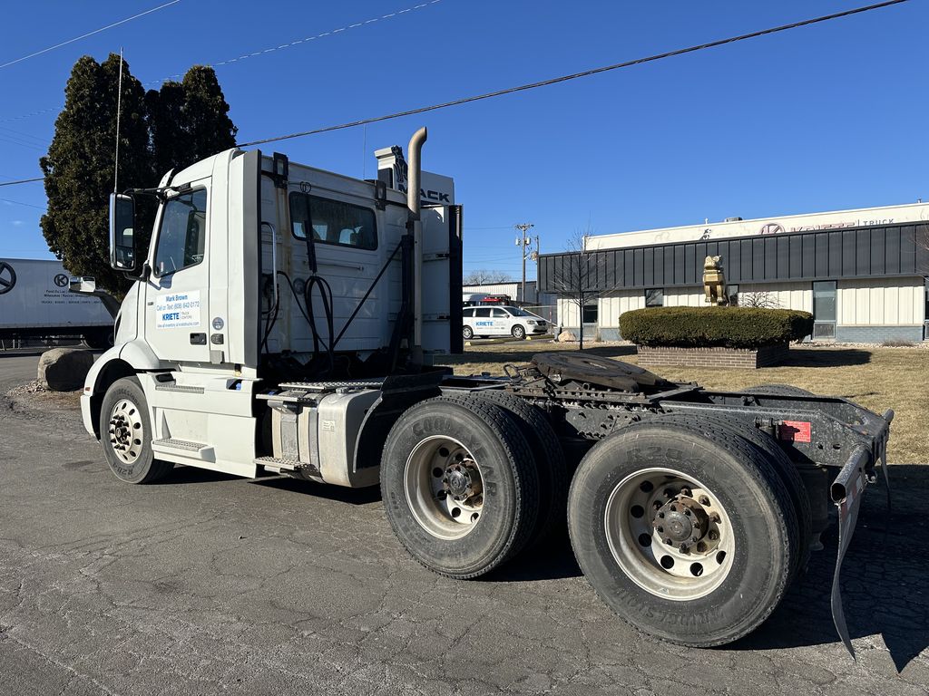 2019 VOLVO VNR64T300 V220190U - image 3 of 6