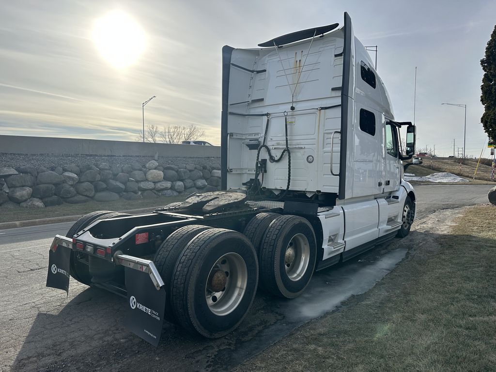 2020 VOLVO VNL64T-760 V254134U - image 5 of 6