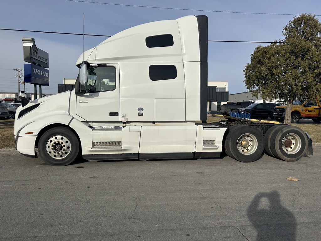 2020 VOLVO VNL64T-760 V254134U - image 2 of 6