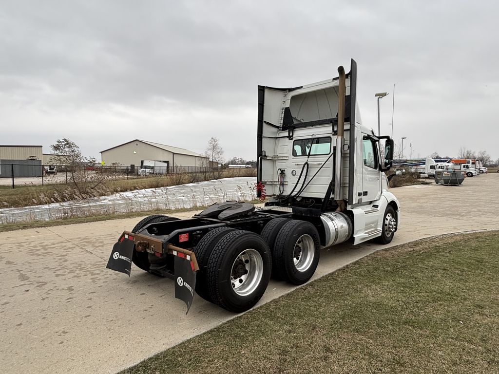 2020 VOLVO VNL64T300 V246102U - image 5 of 6