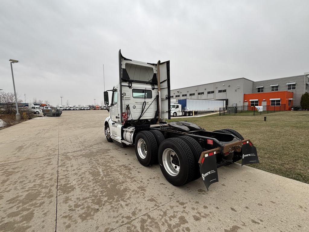 2020 VOLVO VNL64T300 V246102U - image 3 of 6