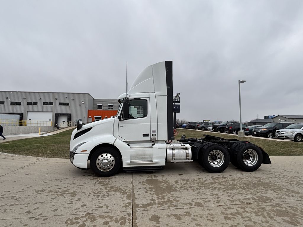 2020 VOLVO VNL64T300 V246102U - image 2 of 6