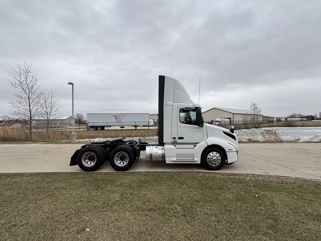 2020 VOLVO VNL64T300 V246102U - image 6 of 6