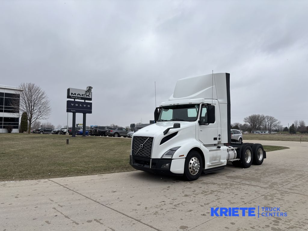 2020 VOLVO VNL64T300 V246102U - image 1 of 6