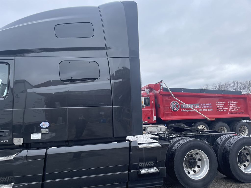 2021 VOLVO VNL64T760 V269233U - image 2 of 6