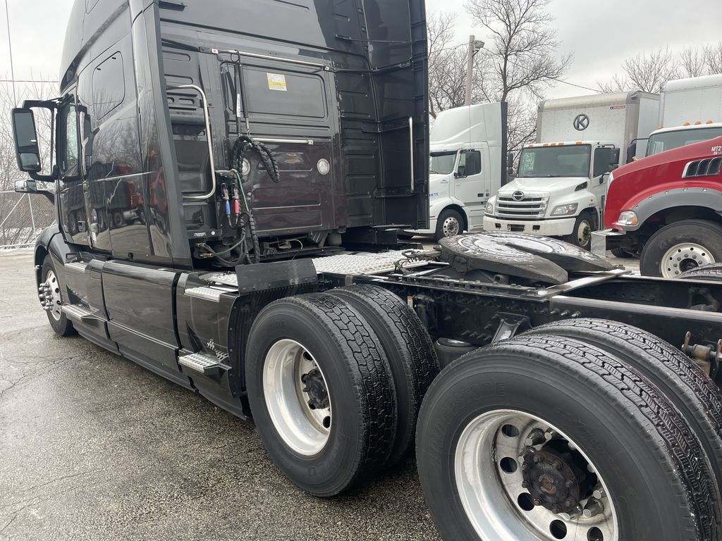 2021 VOLVO VNL64T760 V269233U - image 3 of 6