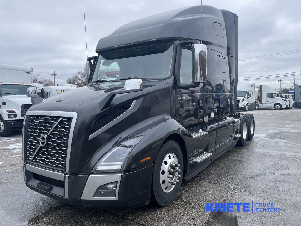 2021 VOLVO VNL64T760 V269233U - image 1 of 6