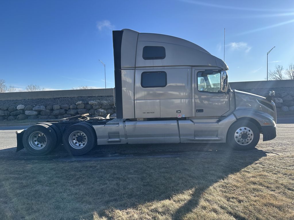 2021 VOLVO VNL64T860 V270039U - image 6 of 6