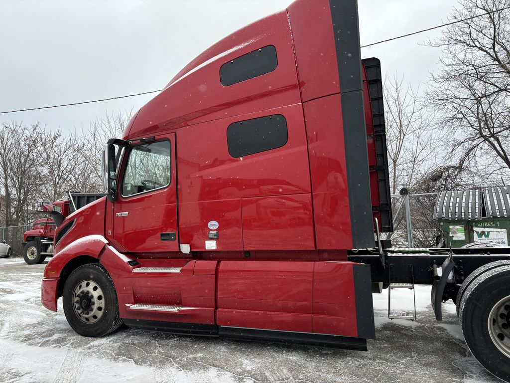 2022 VOLVO VNL64T760 V296875U - image 3 of 6