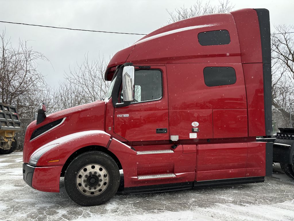 2022 VOLVO VNL64T760 V296875U - image 2 of 6