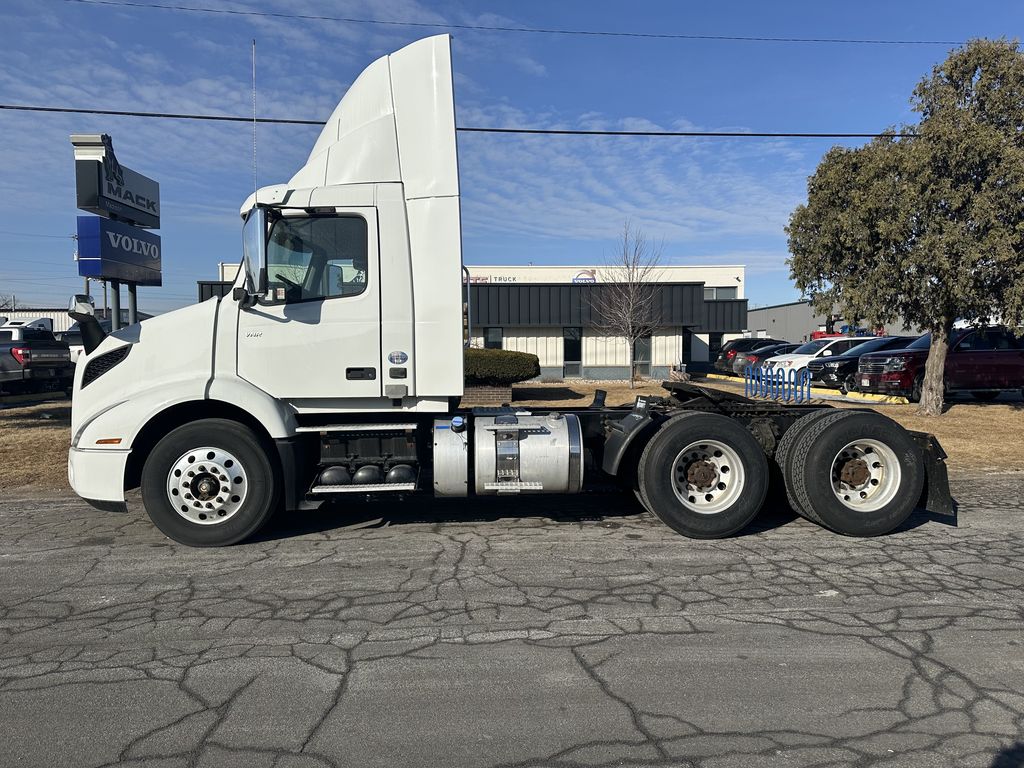 2018 VOLVO VNR64T-300 V900105U - image 2 of 6