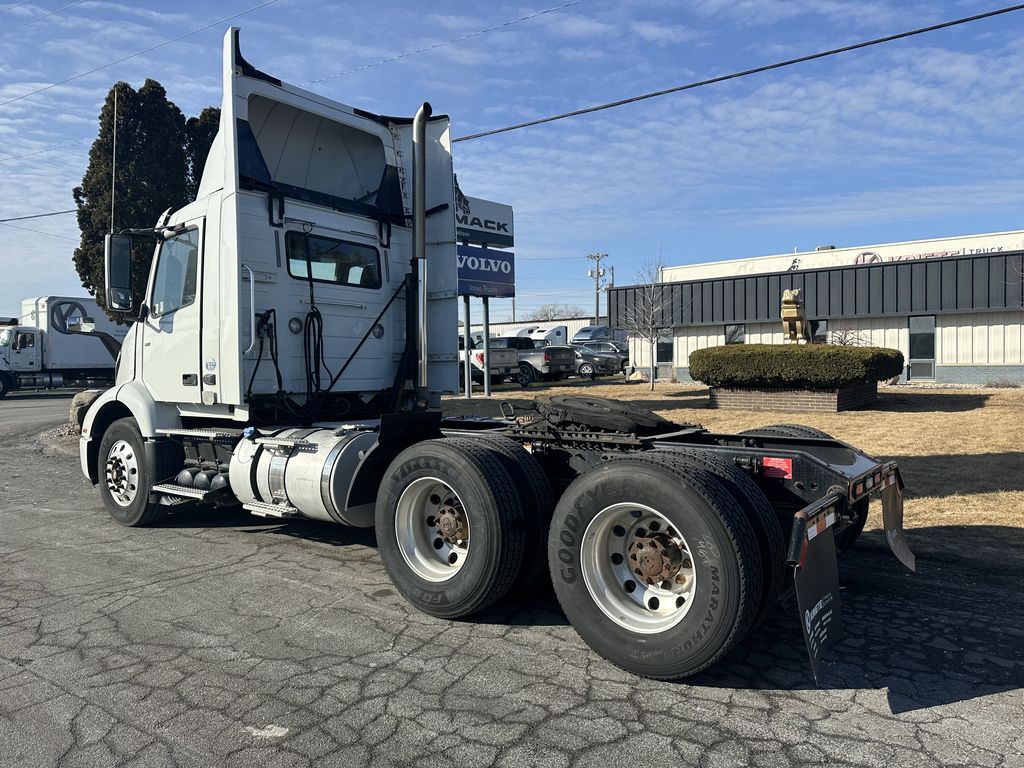 2018 VOLVO VNR64T-300 V900105U - image 3 of 6