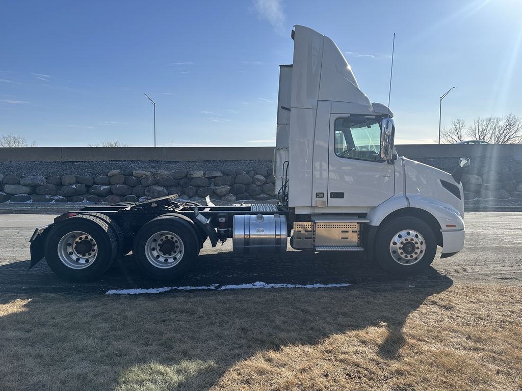 2018 VOLVO VNR64T-300 V900105U - image 6 of 6