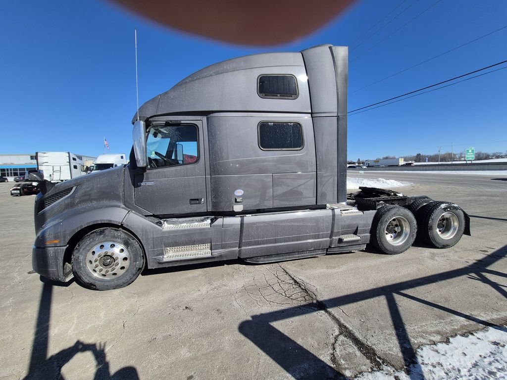 2021 VOLVO VNL64T860 V286517U - image 2 of 6