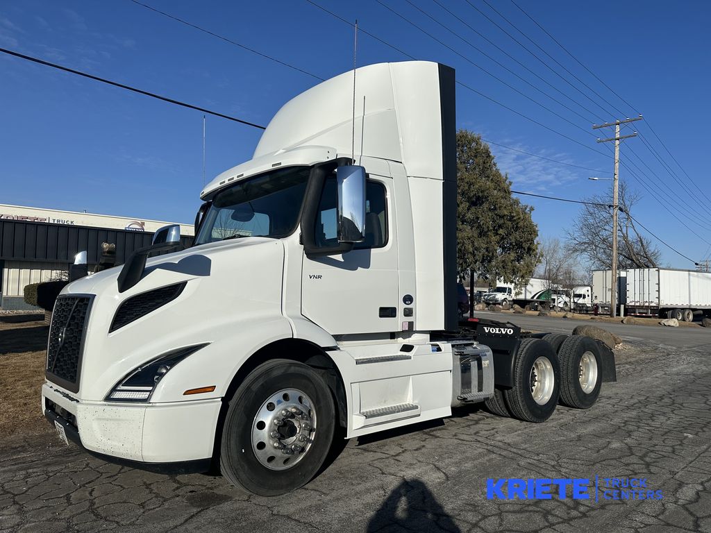 2021 VOLVO VNR64T V288819U - image 1 of 6