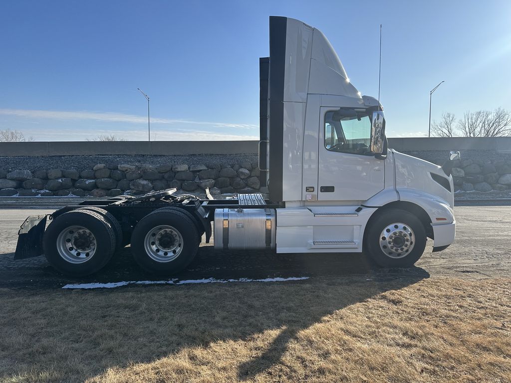 2021 VOLVO VNR64T V288819U - image 6 of 6