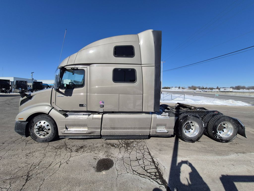 2022 VOLVO VNL64T860 V295214U - image 2 of 6