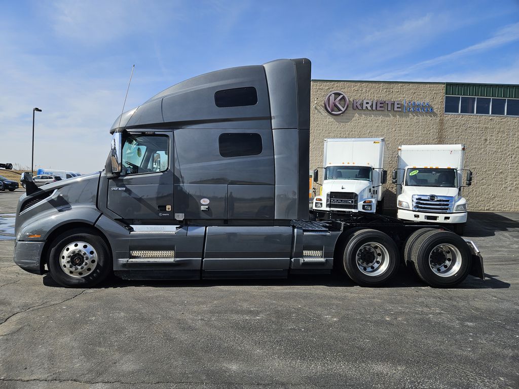 2020 VOLVO VNL64T760 V228682U - image 2 of 6