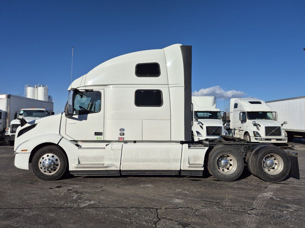 2023 VOLVO VNL64T860 V609557U - image 2 of 6