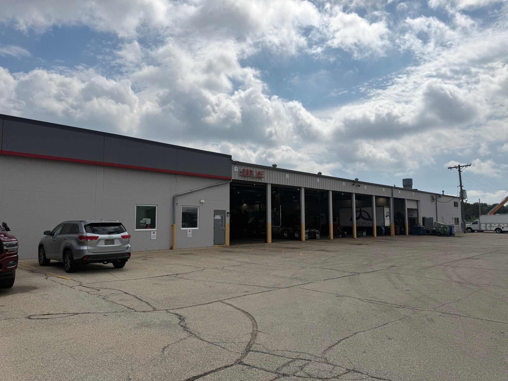 Kriete Truck Center - Milwaukee - Service Bays