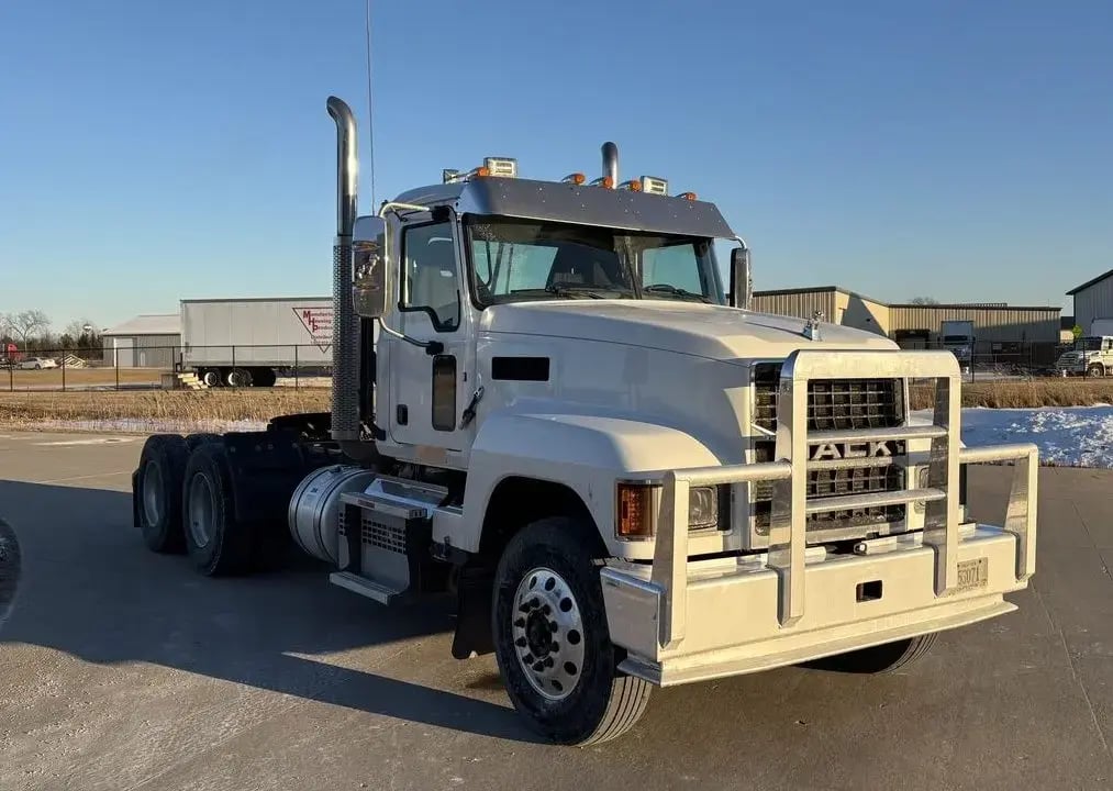 heavymedium-duty-trucks-used-2021-mack-pi64t-1499751-passenger-side-front-angle-photo-Image-e1737140656563