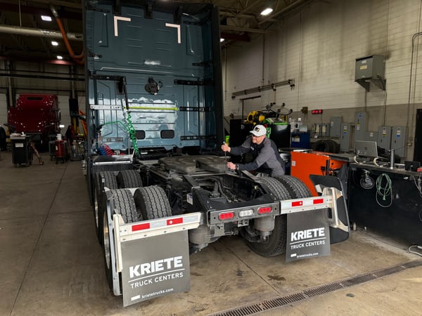 Service Special: Fifth Wheel Inspection and Adjustment image