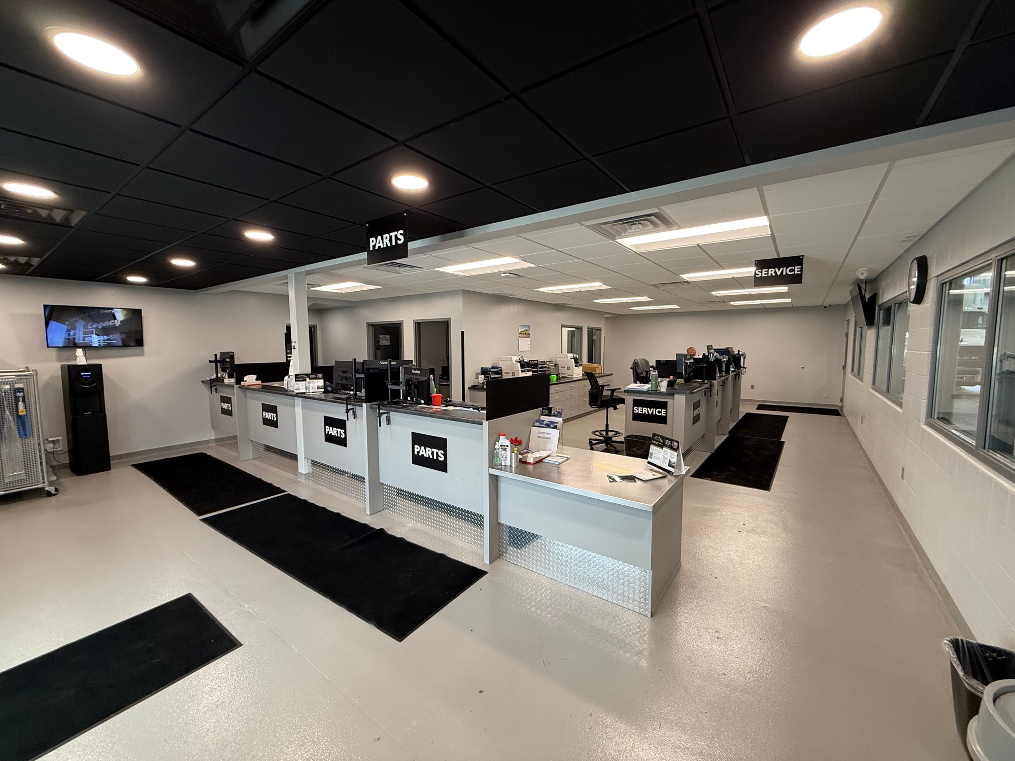Kriete Truck Center - Fond du Lac - Parts and Service Counters