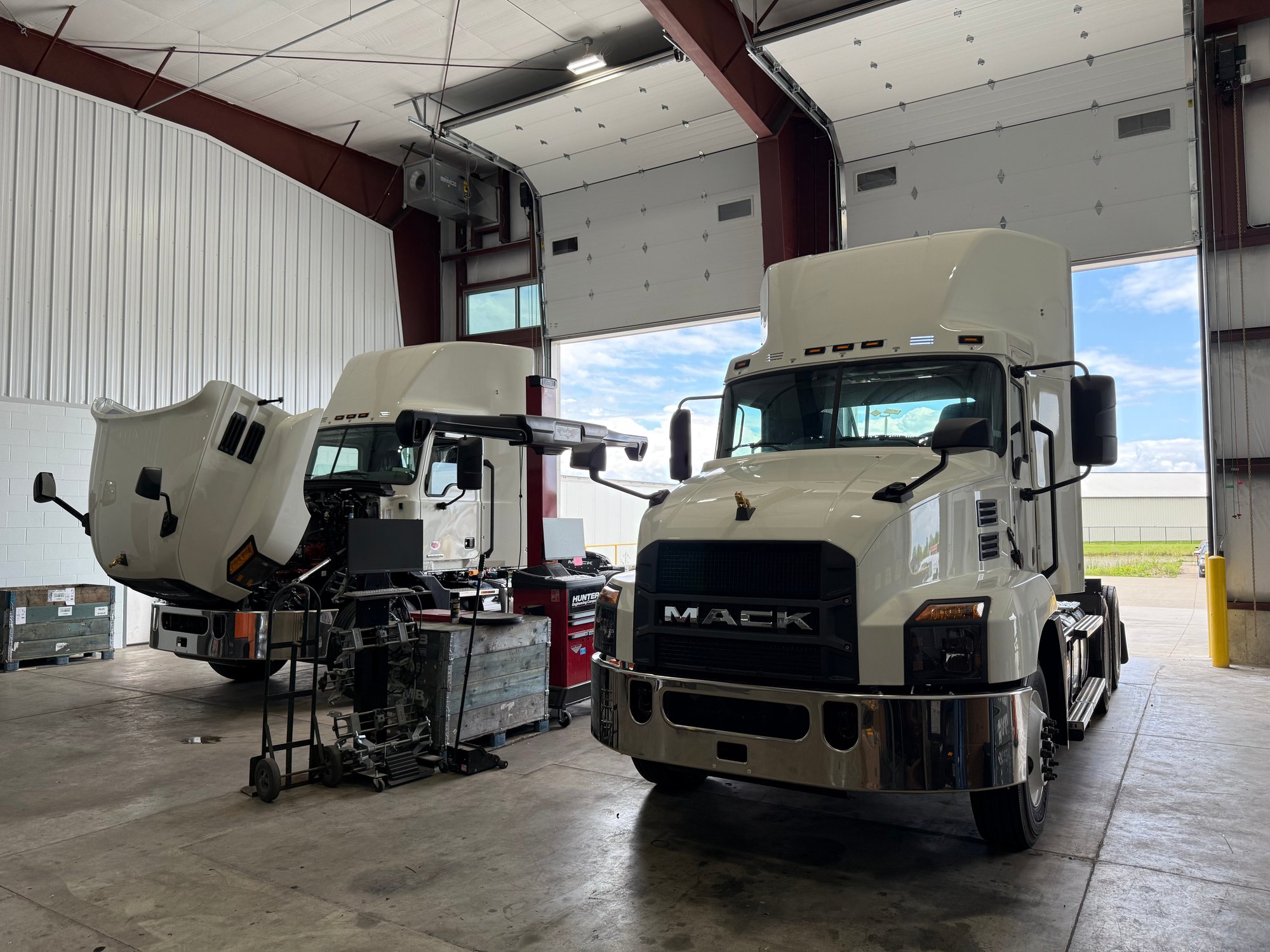 Kriete Truck Center - Fond du Lac - Service Bays