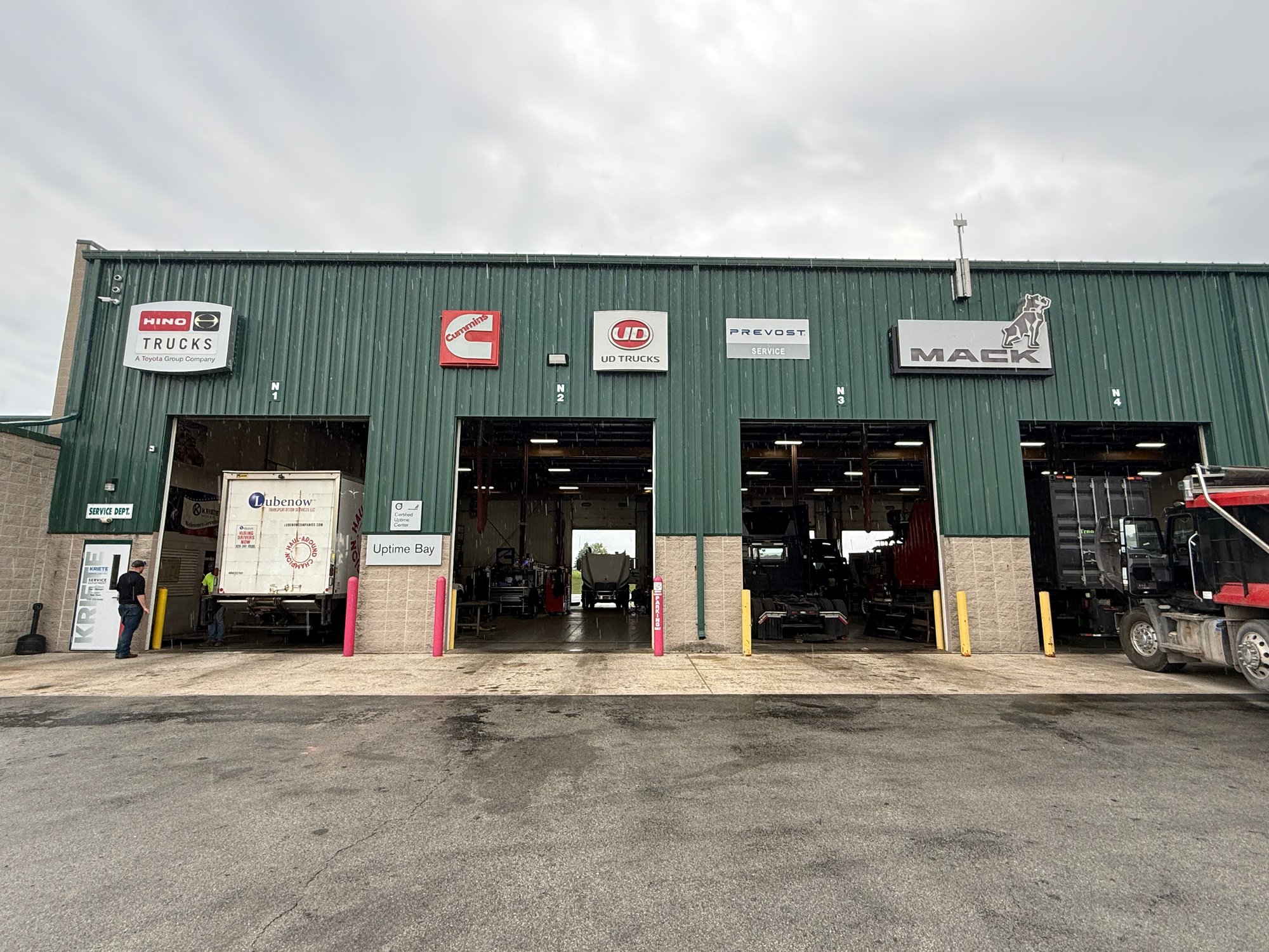 Kriete Truck Center - Green Bay - Service Bays