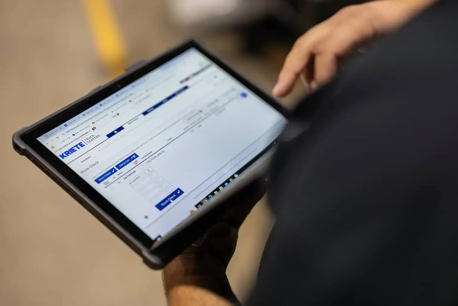 Close-up of a Kriete employee browsing the Nexpart Store on a tablet