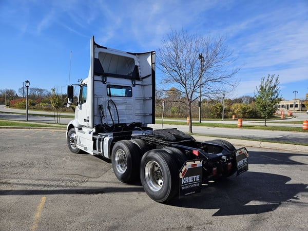 Slide images of 2025 VOLVO VNR64T300