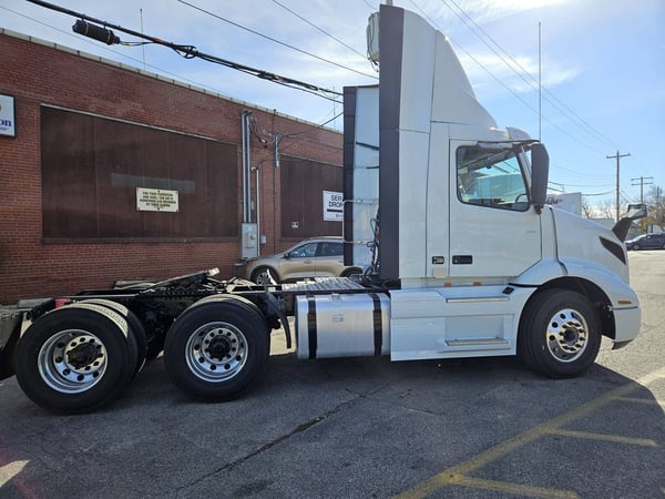 Slide images of 2025 VOLVO VNR64T300