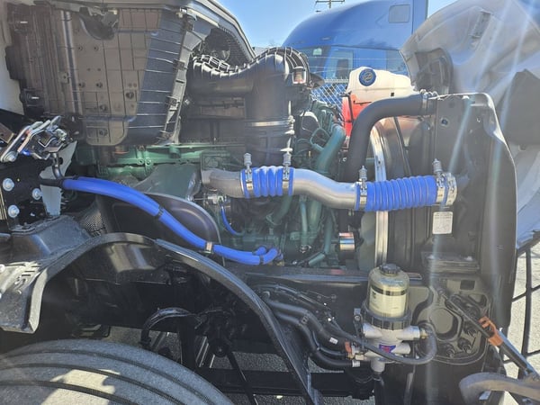 Slide images of 2025 VOLVO VNL64T860