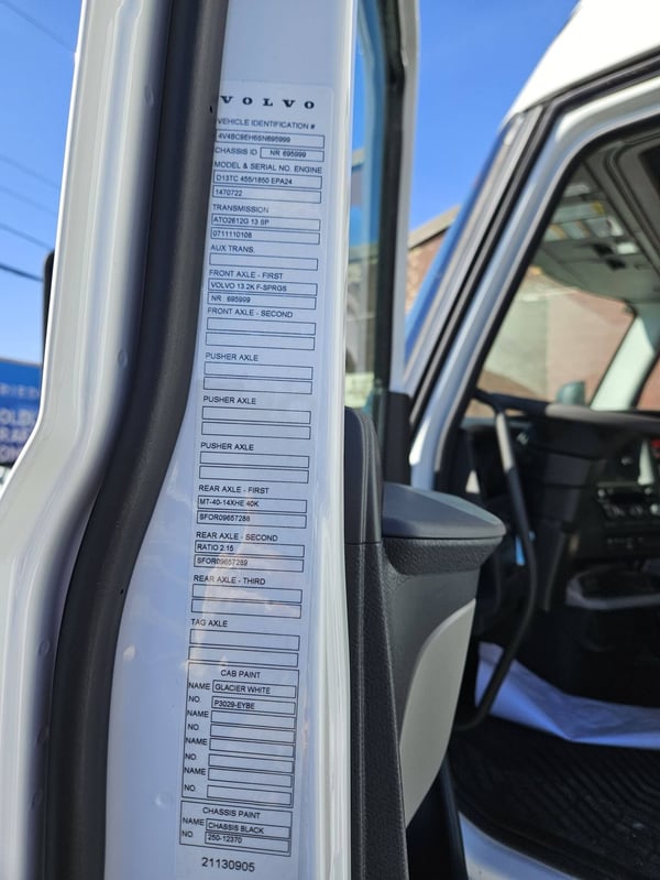 Slide images of 2025 VOLVO VNL64T860