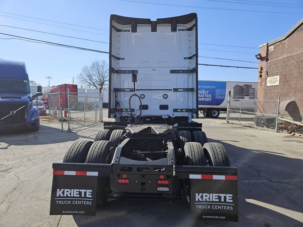Slide images of 2025 VOLVO VNL64T860