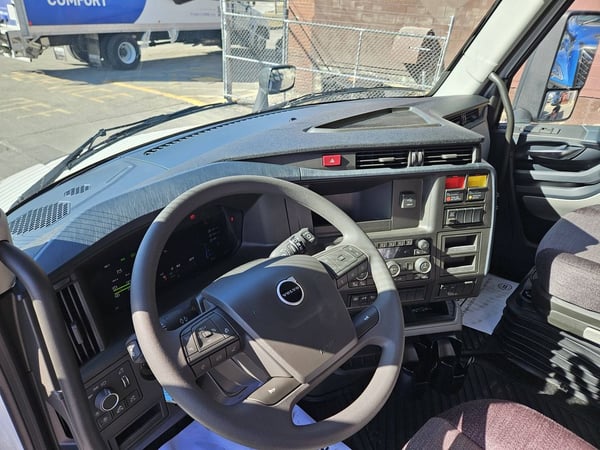 Slide images of 2025 VOLVO VNL64T860