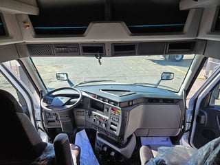 Slide images of 2025 VOLVO VNL64T860